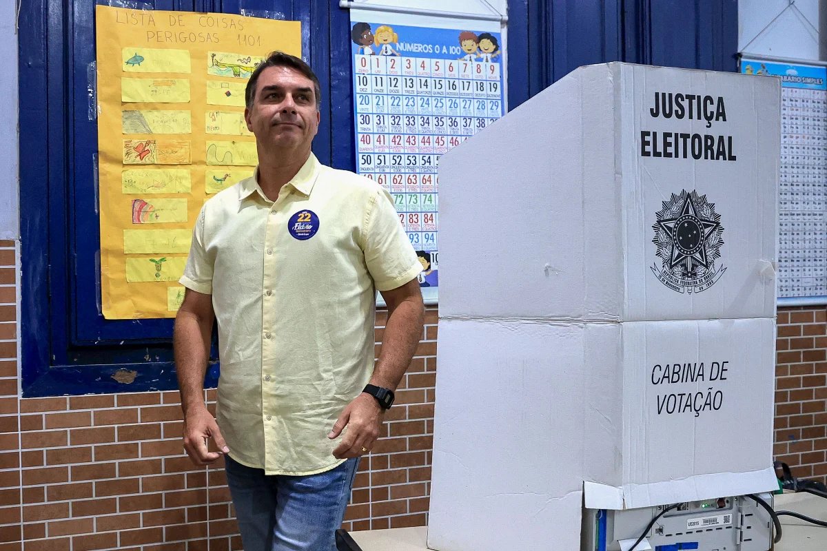 Flávio Bolsonaro Avalia Estratégias Após Derrota para Lula