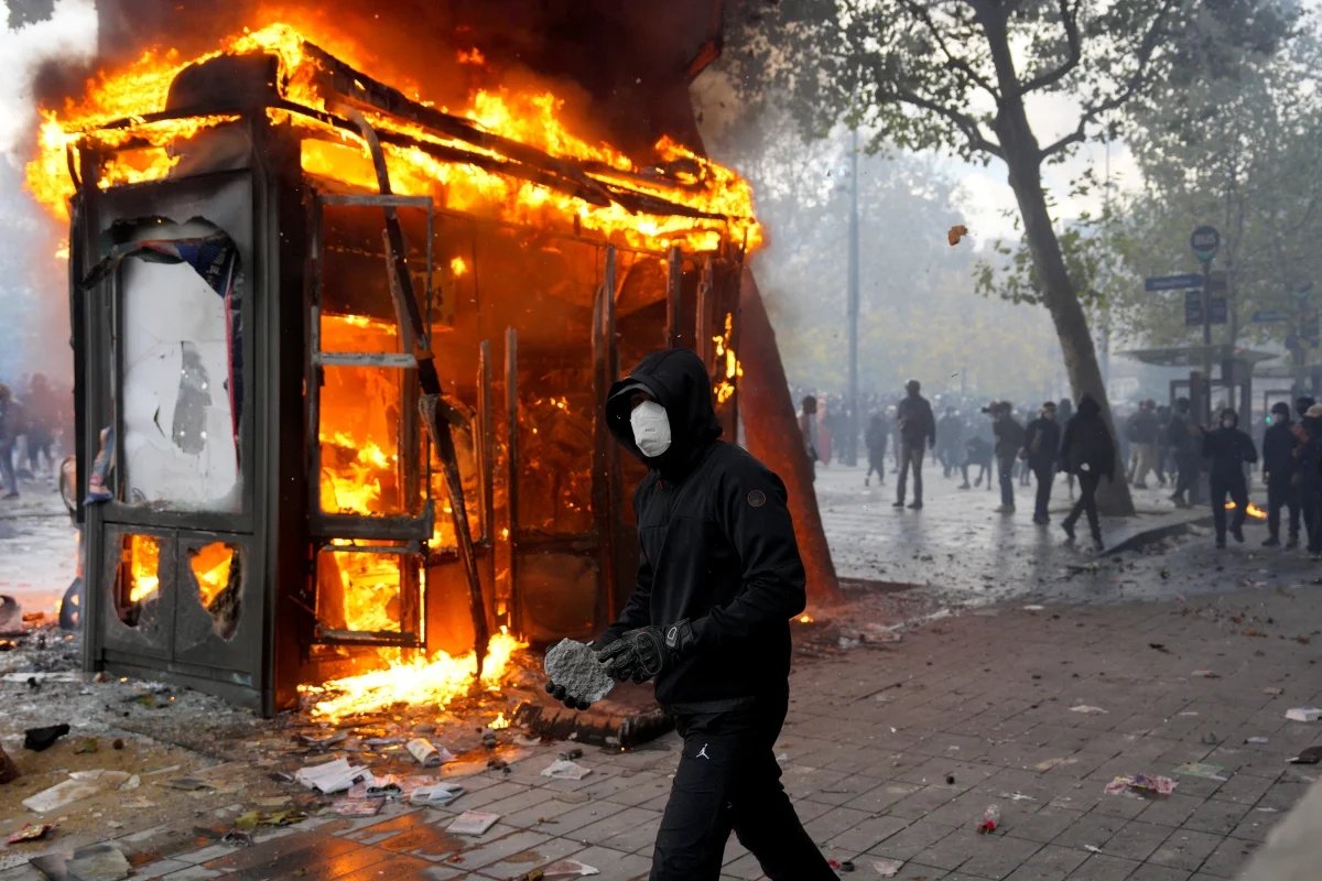 Proibição de Manifestações em Paris Visando a Segurança Pública