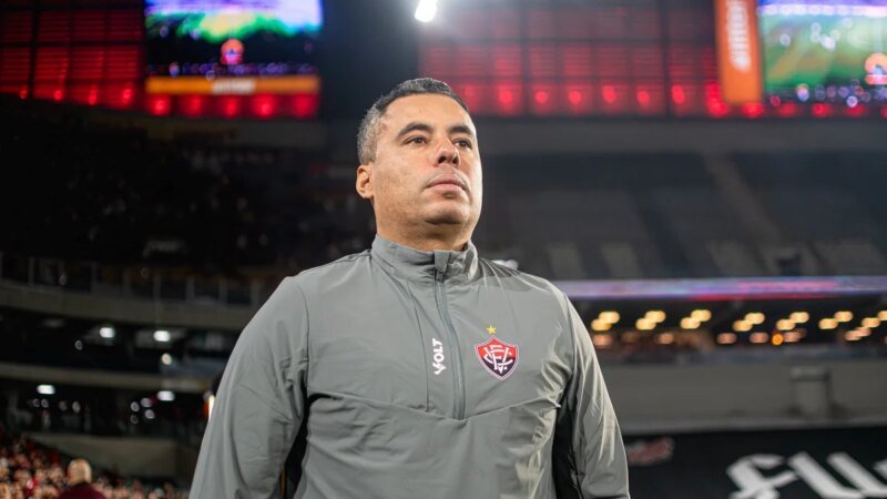 Jair Ventura destaca desigualdade nos investimentos e menciona Corinthians