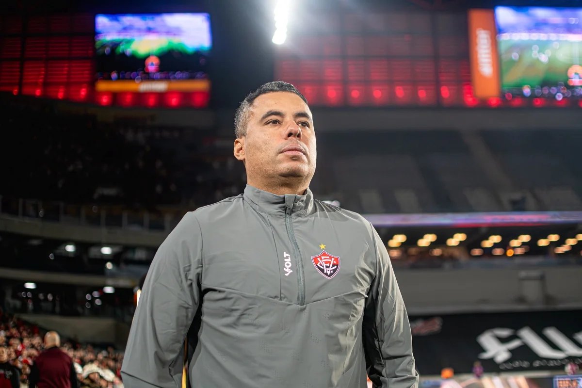 Jair Ventura destaca desigualdade nos investimentos e menciona Corinthians