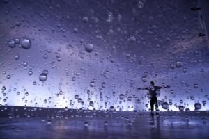 Exposição ‘Lágrimas de São Pedro’ Transforma CAIXA Cultural em Paisagem de Gotas Suspensas