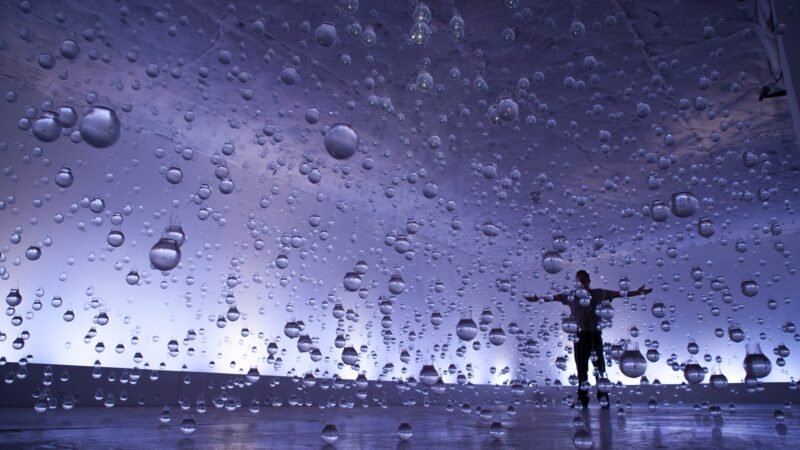 Exposição ‘Lágrimas de São Pedro’ Transforma CAIXA Cultural em Paisagem de Gotas Suspensas