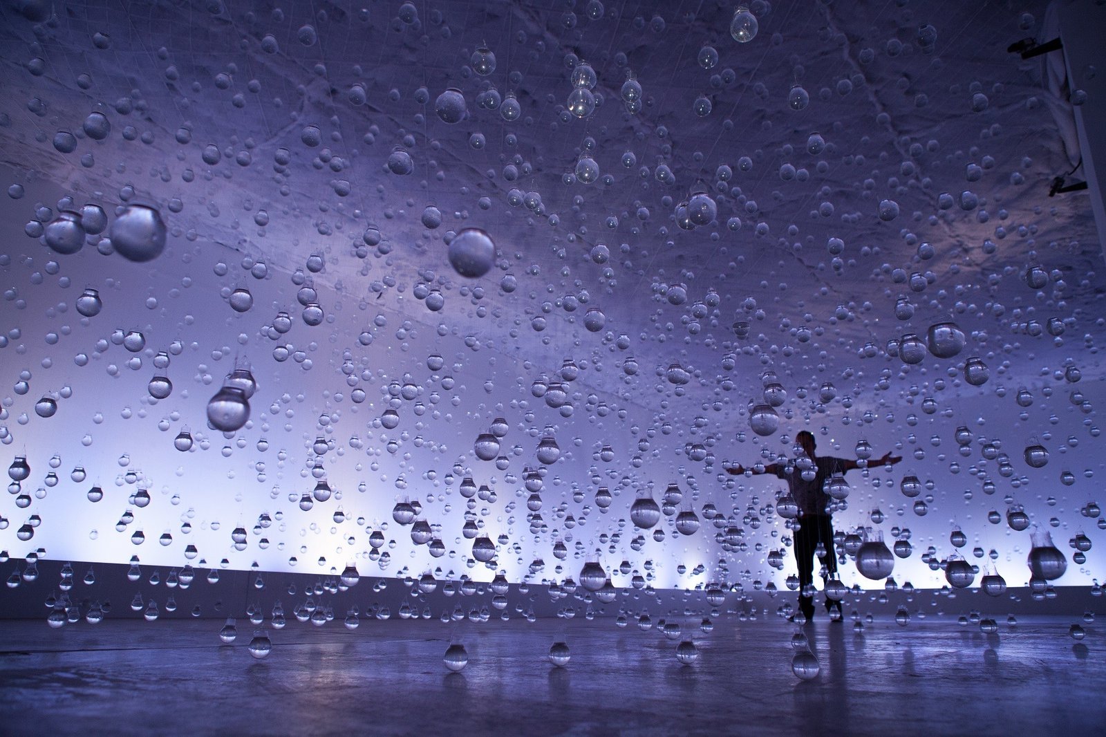 Exposição ‘Lágrimas de São Pedro’ Transforma CAIXA Cultural em Paisagem de Gotas Suspensas