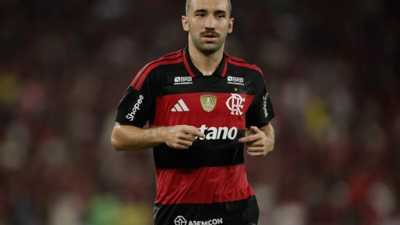 Léo Ortiz elogia Carrillo antes do confronto entre Flamengo e Estudiantes na Libertadores