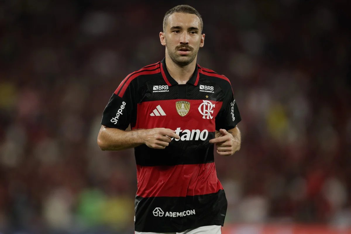 Léo Ortiz elogia Carrillo antes do confronto entre Flamengo e Estudiantes na Libertadores