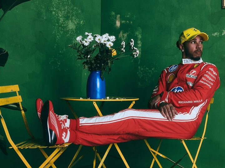 Lewis Hamilton Recebe Boné Exclusivo da Ferrari para o GP do Brasil