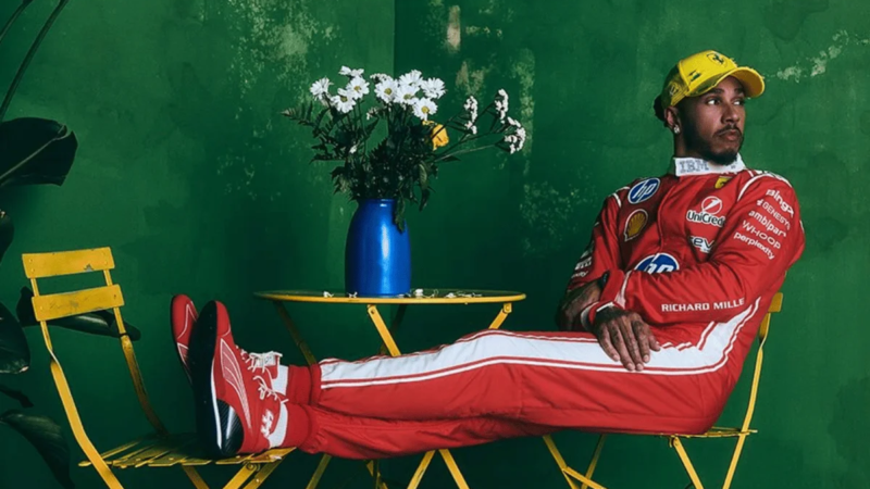 Lewis Hamilton Recebe Boné Exclusivo da Ferrari para o GP do Brasil