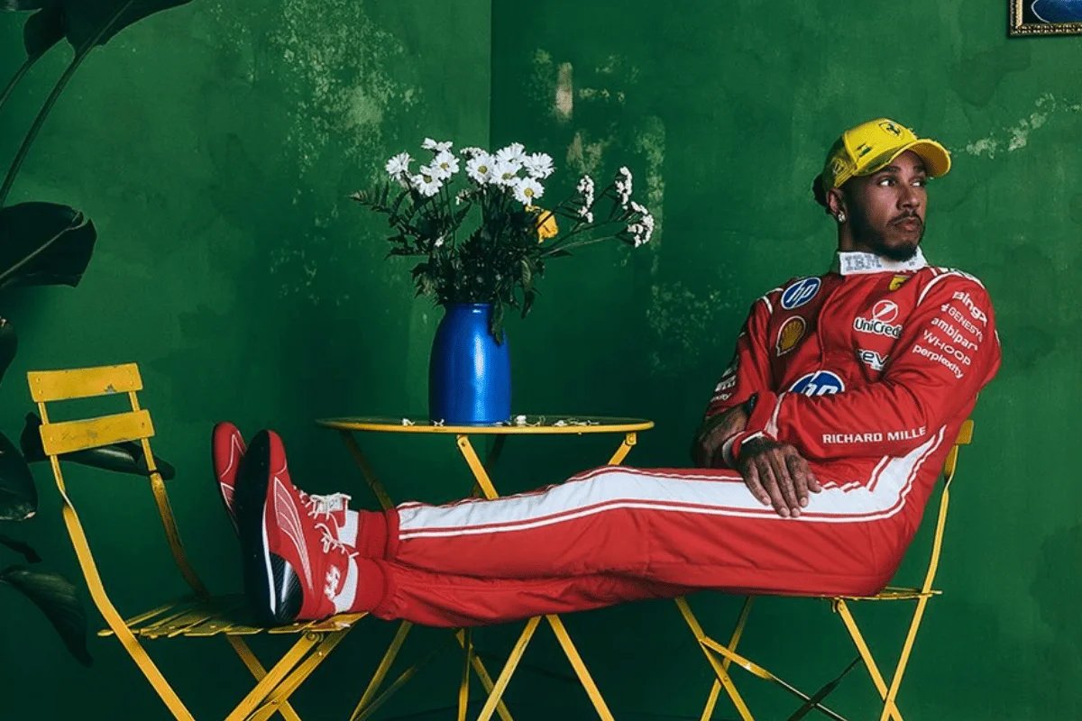 Lewis Hamilton Recebe Boné Exclusivo da Ferrari para o GP do Brasil