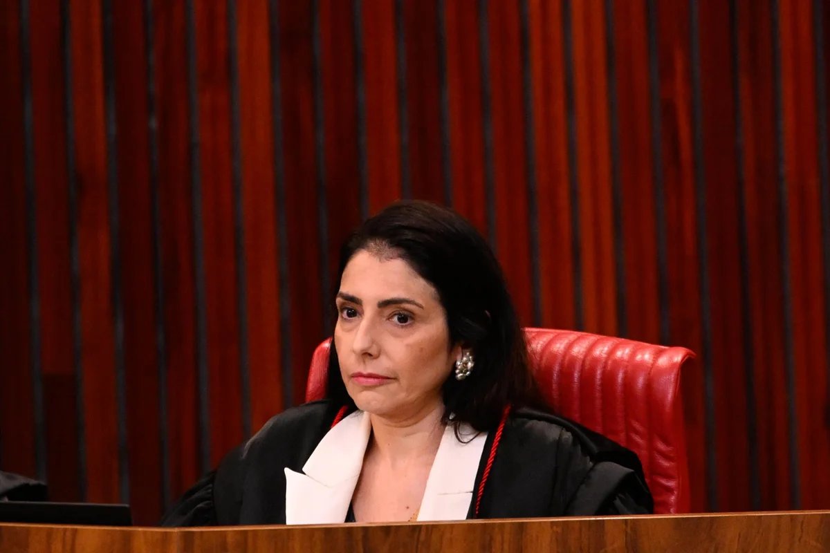 Ministra Estela Revela Desafios e Sobrecarga no TSE ao Despachar até 50 Processos Diários