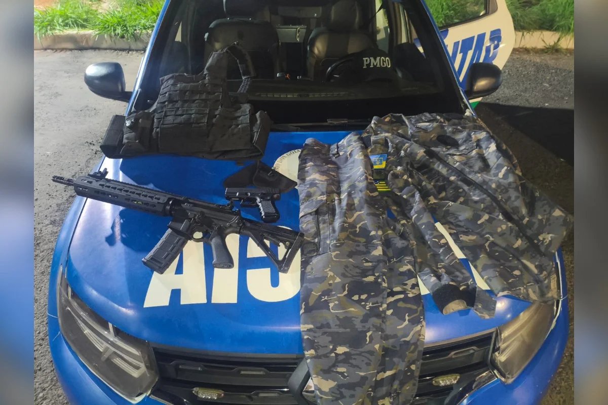Falso policial utiliza farda e fuzil de airsoft para intimidar vizinhos em Goiás